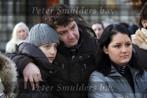 Amsterdam 13 december 2009
Rene Froger en zijn zussen en kinderen Natasja Danny Maxim en Didier hangen foto\'sn (sterren) van Bollen jan en Mien in de grote kerstboom bij de stopera.
Peter Smulders bv