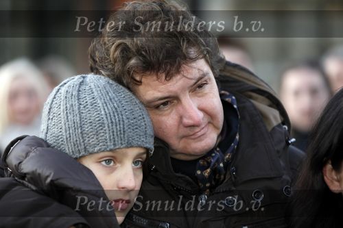 Amsterdam 13 december 2009
Rene Froger en zijn zussen en kinderen Natasja Danny Maxim en Didier hangen foto\'sn (sterren) van Bollen jan en Mien in de grote kerstboom bij de stopera.
Peter Smulders bv