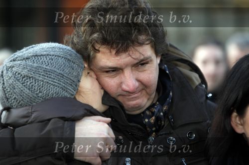 Amsterdam 13 december 2009
Rene Froger en zijn zussen en kinderen Natasja Danny Maxim en Didier hangen foto\'sn (sterren) van Bollen jan en Mien in de grote kerstboom bij de stopera.
Peter Smulders bv