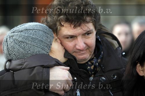 Amsterdam 13 december 2009
Rene Froger en zijn zussen en kinderen Natasja Danny Maxim en Didier hangen foto\'sn (sterren) van Bollen jan en Mien in de grote kerstboom bij de stopera.
Peter Smulders bv