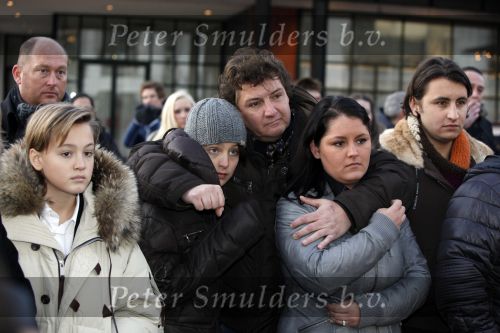 Amsterdam 13 december 2009
Rene Froger en zijn zussen en kinderen Natasja Danny Maxim en Didier hangen foto\'sn (sterren) van Bollen jan en Mien in de grote kerstboom bij de stopera.
Peter Smulders bv