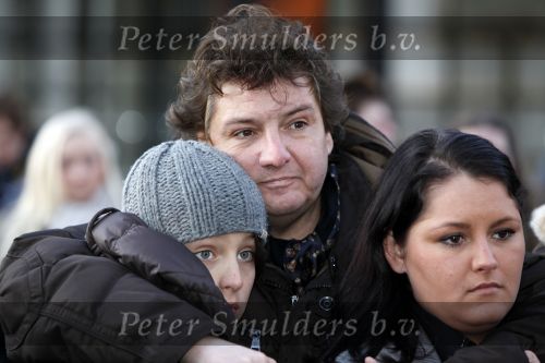 Amsterdam 13 december 2009
Rene Froger en zijn zussen en kinderen Natasja Danny Maxim en Didier hangen foto\'sn (sterren) van Bollen jan en Mien in de grote kerstboom bij de stopera.
Peter Smulders bv