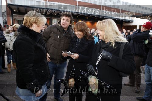 Amsterdam 13 december 2009
Rene Froger en zijn zussen en kinderen Natasja Danny Maxim en Didier hangen foto\'sn (sterren) van Bollen jan en Mien in de grote kerstboom bij de stopera.
Peter Smulders bv