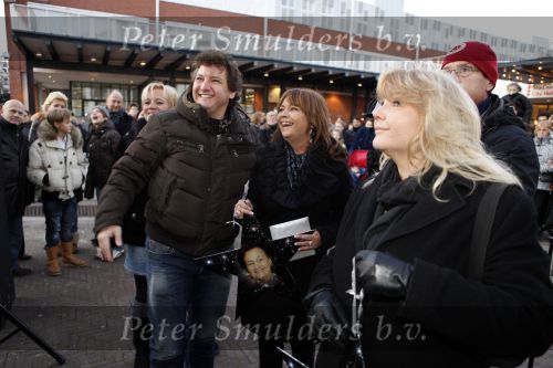 Amsterdam 13 december 2009
Rene Froger en zijn zussen en kinderen Natasja Danny Maxim en Didier hangen foto\'sn (sterren) van Bollen jan en Mien in de grote kerstboom bij de stopera.
Peter Smulders bv