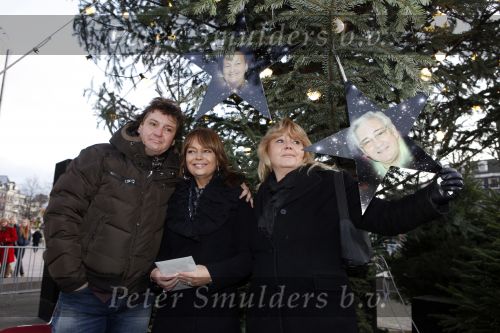 Amsterdam 13 december 2009
Rene Froger en zijn zussen en kinderen Natasja Danny Maxim en Didier hangen foto\'sn (sterren) van Bollen jan en Mien in de grote kerstboom bij de stopera.
Peter Smulders bv