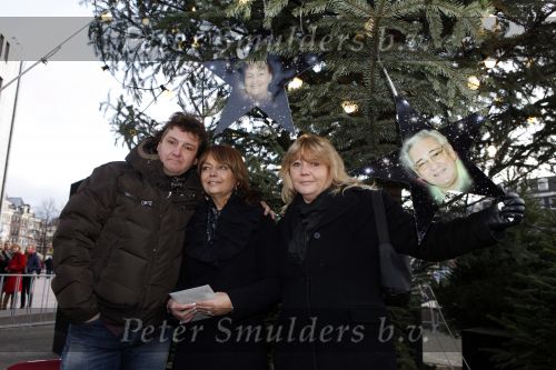 Amsterdam 13 december 2009
Rene Froger en zijn zussen en kinderen Natasja Danny Maxim en Didier hangen foto\'sn (sterren) van Bollen jan en Mien in de grote kerstboom bij de stopera.
Peter Smulders bv