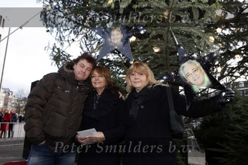 Amsterdam 13 december 2009
Rene Froger en zijn zussen en kinderen Natasja Danny Maxim en Didier hangen foto\'sn (sterren) van Bollen jan en Mien in de grote kerstboom bij de stopera.
Peter Smulders bv