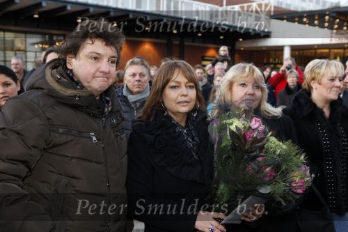 Amsterdam 13 december 2009
Rene Froger en zijn zussen en kinderen Natasja Danny Maxim en Didier hangen foto\'sn (sterren) van Bollen jan en Mien in de grote kerstboom bij de stopera.
Peter Smulders bv