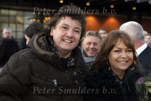 Amsterdam 13 december 2009
Rene Froger en zijn zussen en kinderen Natasja Danny Maxim en Didier hangen foto\'sn (sterren) van Bollen jan en Mien in de grote kerstboom bij de stopera.
Peter Smulders bv