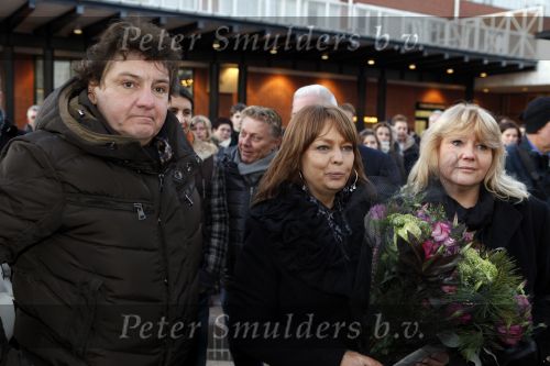 Amsterdam 13 december 2009
Rene Froger en zijn zussen en kinderen Natasja Danny Maxim en Didier hangen foto\'sn (sterren) van Bollen jan en Mien in de grote kerstboom bij de stopera.
Peter Smulders bv