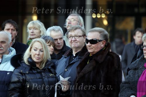 Amsterdam 13 december 2009
Rene Froger en zijn zussen en kinderen Natasja Danny Maxim en Didier hangen foto\'sn (sterren) van Bollen jan en Mien in de grote kerstboom bij de stopera. Rob Grifhorst alias de bouwvakker
Peter Smulders bv