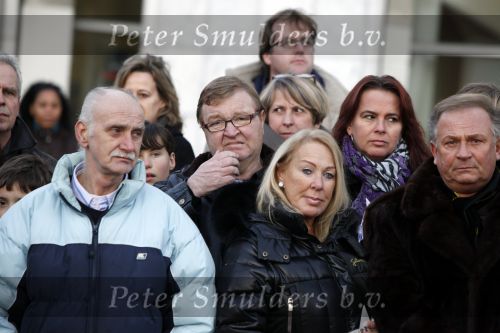 Amsterdam 13 december 2009
Rene Froger en zijn zussen en kinderen Natasja Danny Maxim en Didier hangen foto\'sn (sterren) van Bollen jan en Mien in de grote kerstboom bij de stopera. Rob Grifhorst alias de bouwvakker
Peter Smulders bv