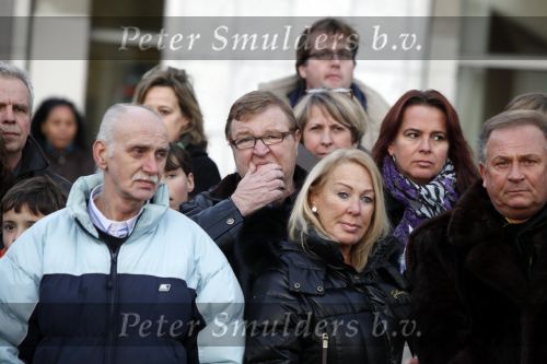 Amsterdam 13 december 2009
Rene Froger en zijn zussen en kinderen Natasja Danny Maxim en Didier hangen foto\'sn (sterren) van Bollen jan en Mien in de grote kerstboom bij de stopera. Rob Grifhorst alias de bouwvakker
Peter Smulders bv