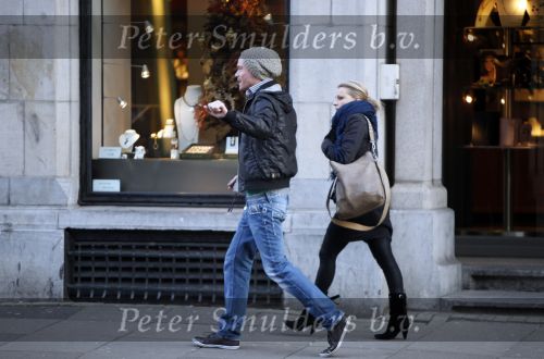 Amsterdam 15 december 2009
Ron Flink en  Daphne Flint op straat in Amsterdam.
Peter Smulders bv