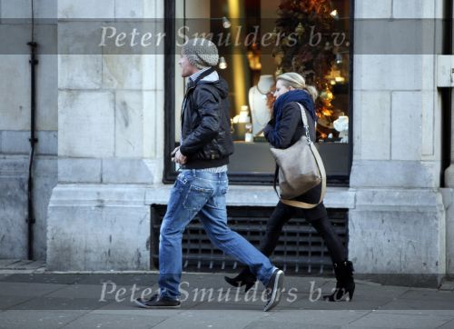 Amsterdam 15 december 2009
Ron Flink en  Daphne Flint op straat in Amsterdam.
Peter Smulders bv