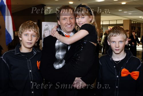Leeuwarden 13 december 2009
Premiere helden van 1963 in het WTC. Steven de Jong met zijn kinderen
Peter Smulders bv