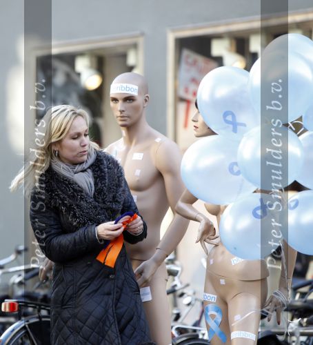 Amsterdam 12 december 2009
Tanja Jess zet zich in voor de stichting blue ribbon (prostaatkanker)
op de pc hooftstraat.
Peter Smulders bv