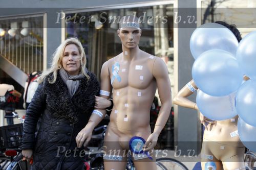 Amsterdam 12 december 2009
Tanja Jess zet zich in voor de stichting blue ribbon (prostaatkanker)
op de pc hooftstraat.
Peter Smulders bv