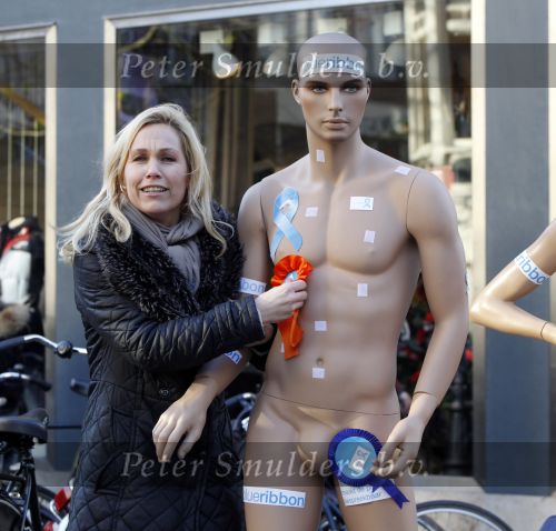 Amsterdam 12 december 2009
Tanja Jess zet zich in voor de stichting blue ribbon (prostaatkanker)
op de pc hooftstraat.
Peter Smulders bv