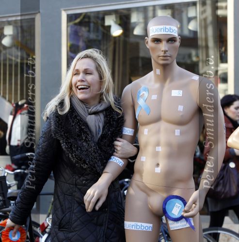 Amsterdam 12 december 2009
Tanja Jess zet zich in voor de stichting blue ribbon (prostaatkanker)
op de pc hooftstraat.
Peter Smulders bv