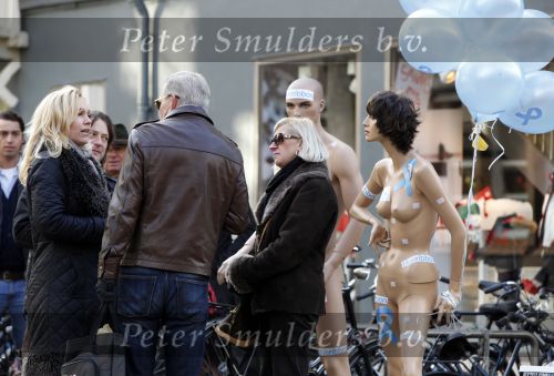 Amsterdam 12 december 2009
Tanja Jess zet zich in voor de stichting blue ribbon (prostaatkanker)
op de pc hooftstraat.
Peter Smulders bv