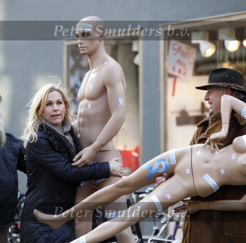 Amsterdam 12 december 2009
Tanja Jess zet zich in voor de stichting blue ribbon (prostaatkanker)
op de pc hooftstraat.
Peter Smulders bv