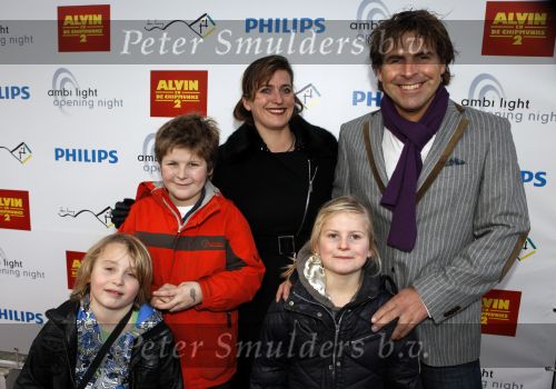 Den Haag 12 december 2009
Premiere in Pathe den Haag. Toine v peperstraten met vrouw en kinderen
Peter Smulders bv