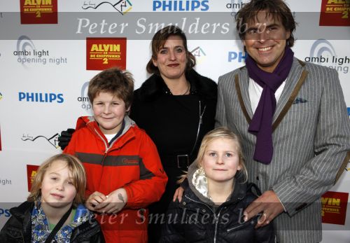 Den Haag 12 december 2009
Premiere in Pathe den Haag. Toine v peperstraten met vrouw en kinderen
Peter Smulders bv