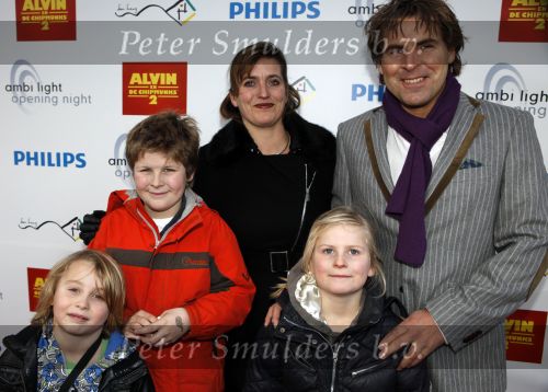 Den Haag 12 december 2009
Premiere in Pathe den Haag. Toine v peperstraten met vrouw en kinderen
Peter Smulders bv