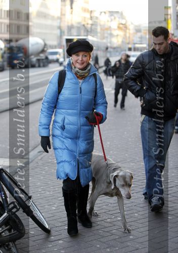 Amsterdam 15 december 2009
Vera Mann aan het wandelen met haar hond.
Peter Smulders bv