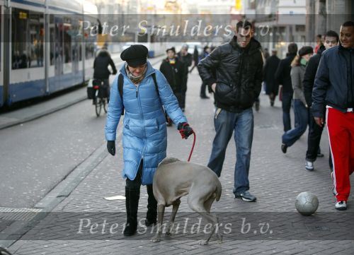 Amsterdam 15 december 2009
Vera Mann aan het wandelen met haar hond.
Peter Smulders bv