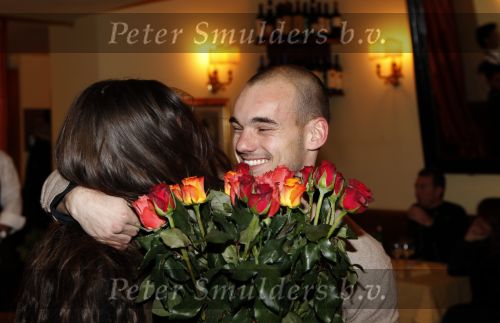 Milaan 21 december 2009
Wesley Sneijder verrast Yolanthe Cabau v Kasbergen met rozen in een italiaans restaurant.
Peter Smulders bv