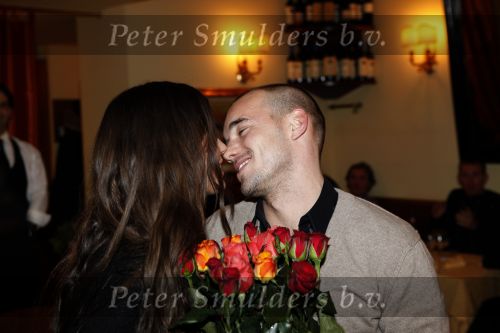 Milaan 21 december 2009
Wesley Sneijder verrast Yolanthe Cabau v Kasbergen met rozen in een italiaans restaurant.
Peter Smulders bv