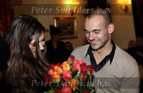 Milaan 21 december 2009
Wesley Sneijder verrast Yolanthe Cabau v Kasbergen met rozen in een italiaans restaurant.
Peter Smulders bv