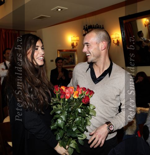Milaan 21 december 2009
Wesley Sneijder verrast Yolanthe Cabau v Kasbergen met rozen in een italiaans restaurant.
Peter Smulders bv