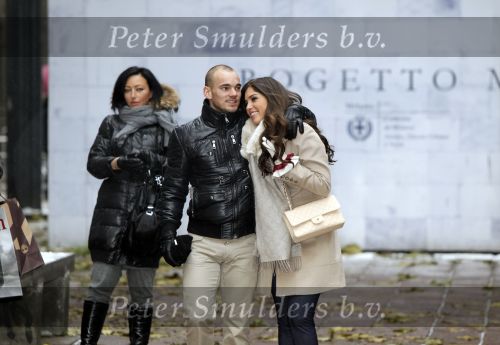 Milaan 21 december 2009
Wesley Sneijder en zijn vriendin  Yolanthe Cabau v Kasbergen shoppend in Milaan. Ze wonen in een parchtig appartement in het centrum van Milaan.
Peter Smulders bv