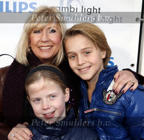 Den Haag 12 december 2009
Premiere in Pathe den Haag. Willeke Alberti met Johnny de Mol en Julian en Noah de Mol
Peter Smulders bv