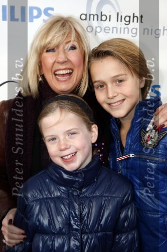 Den Haag 12 december 2009
Premiere in Pathe den Haag. Willeke Alberti met Johnny de Mol en Julian en Noah de Mol
Peter Smulders bv
