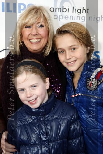 Den Haag 12 december 2009
Premiere in Pathe den Haag. Willeke Alberti met Johnny de Mol en Julian en Noah de Mol
Peter Smulders bv