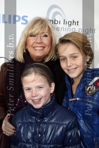 Den Haag 12 december 2009
Premiere in Pathe den Haag. Willeke Alberti met Johnny de Mol en Julian en Noah de Mol
Peter Smulders bv