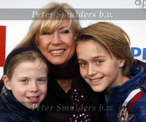 Den Haag 12 december 2009
Premiere in Pathe den Haag. Willeke Alberti met Johnny de Mol en Julian en Noah de Mol
Peter Smulders bv