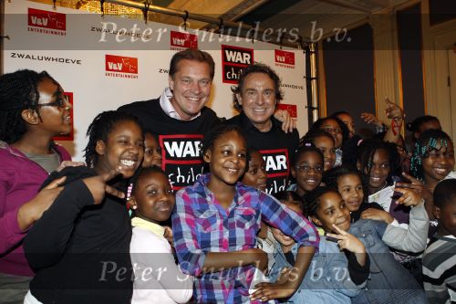 Amsterdam 12 januari 2011
Marco Borsato en Albert Verlinden kondigen smaenwerking aan over kindermusical TBV War Child.
Peter Smulders bv