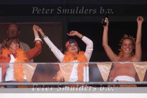 Amsterdam 11 juni 2000

Nederland-Tjechie 1-0 tijdens EK
Annetrije de Kroes met haar zus en moeder

Peter Smulders BV