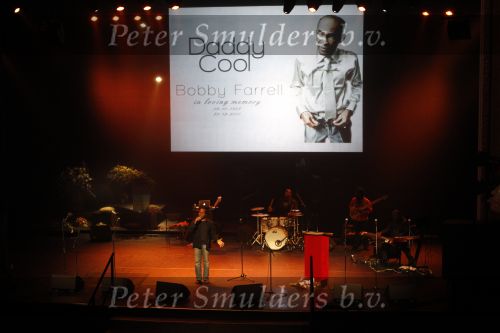 Amsterdam 8 januari 2011
Herdenkingsdienst en begrafenis in stadschouwburg en zorgvlied van Bobby Farell.
Peter Smulders bv