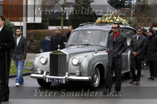 Amsterdam 8 januari 2011
Herdenkingsdienst en begrafenis in stadschouwburg en zorgvlied van Bobby Farell. Links voor en rechts voor bij auto zonen/zoon Bobby Farell
Peter Smulders bv