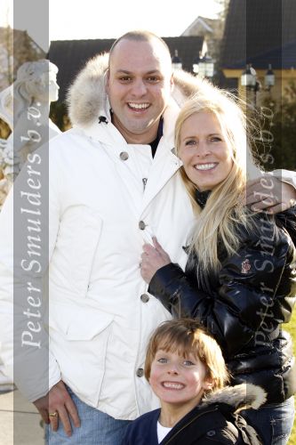 Fijnaart 5 januari 2010
Frans Mariska Christiaan Frans Jr Lucas en Jan Bauer bij hun huis. Frans heeft zijn haar laten inplanteren en is nu nog zo goed als kaal.
Peter Smulders bv
