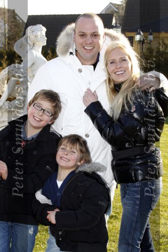 Fijnaart 5 januari 2010
Frans Mariska Christiaan Frans Jr Lucas en Jan Bauer bij hun huis. Frans heeft zijn haar laten inplanteren en is nu nog zo goed als kaal.
Peter Smulders bv