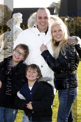 Fijnaart 5 januari 2010
Frans Mariska Christiaan Frans Jr Lucas en Jan Bauer bij hun huis. Frans heeft zijn haar laten inplanteren en is nu nog zo goed als kaal.
Peter Smulders bv