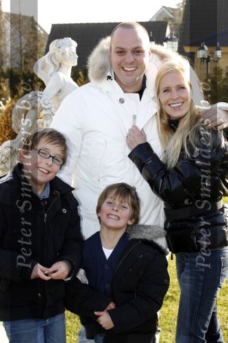 Fijnaart 5 januari 2010
Frans Mariska Christiaan Frans Jr Lucas en Jan Bauer bij hun huis. Frans heeft zijn haar laten inplanteren en is nu nog zo goed als kaal.
Peter Smulders bv
