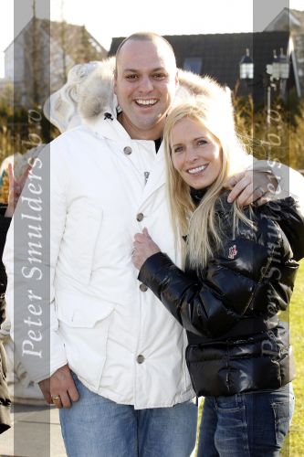 Fijnaart 5 januari 2010
Frans Mariska Christiaan Frans Jr Lucas en Jan Bauer bij hun huis. Frans heeft zijn haar laten inplanteren en is nu nog zo goed als kaal.
Peter Smulders bv